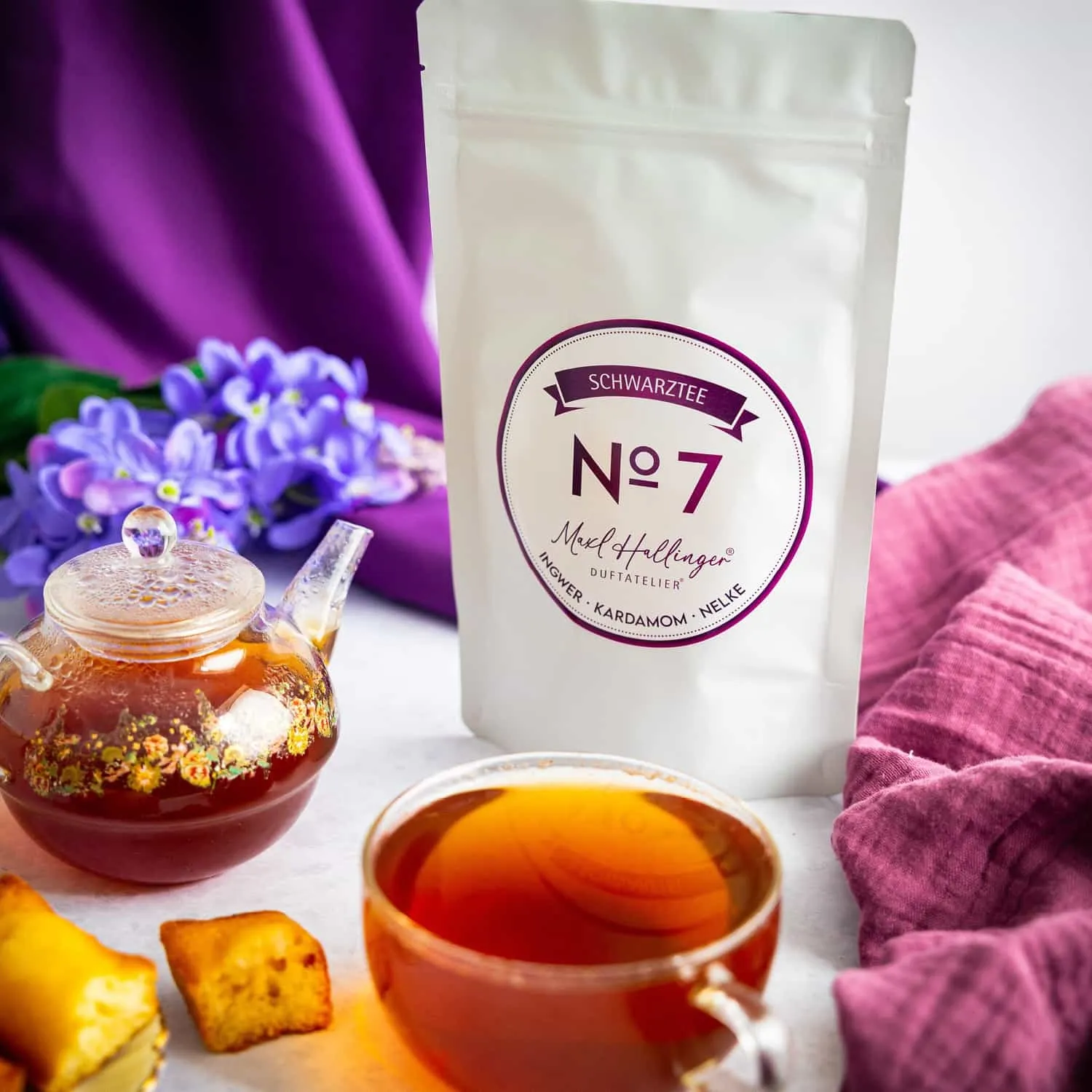 SCHWARZER TEE MAXL HALLINGER EDITION - Loser Schwarztee mit besonderem Aroma, stilvoll verpackt im hochwertigen Beutel. Die besondere Geschenkidee für Teeliebhaber, Genießer & entspannte Genussmomente im Alltag
